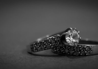 Anillos de compromiso accesibles y de calidad que puedes comprar en internet