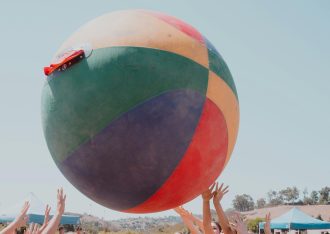 Pelotas inflables y saltarines de gran tamaño que son divertidas y ayudan a los niños