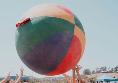 Pelotas inflables y saltarines de gran tamaño que son divertidas y ayudan a los niños