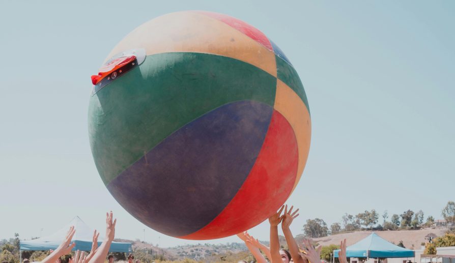 Pelotas inflables y saltarinas de gran tamaño que son divertidas y ayudan a los niños.