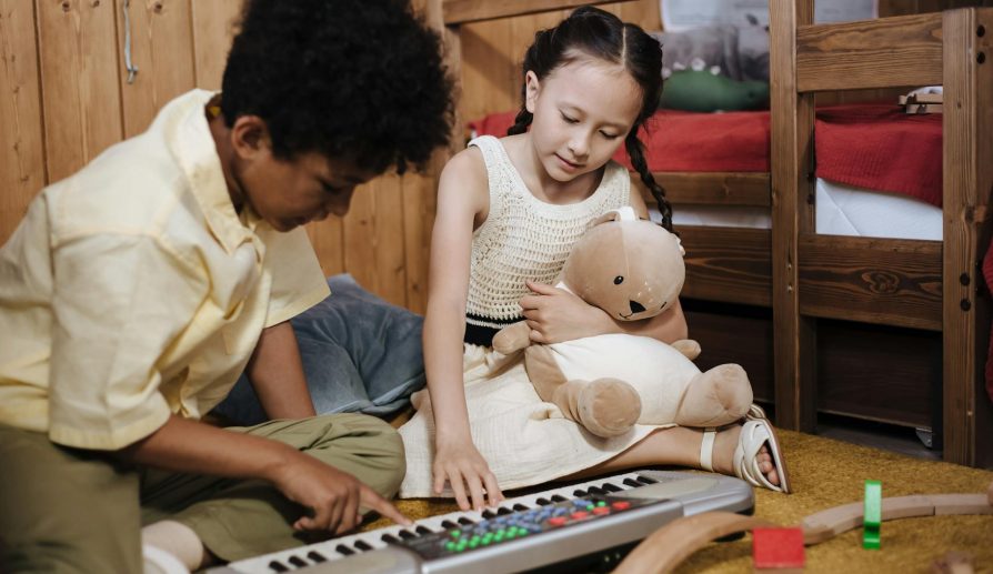 Instrumentos musicales de juguete para niños: pianos, guitarras, xilófonos y tambores