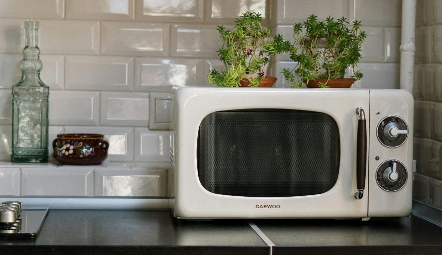 Microondas con tecnología inverter para cocción perfecta