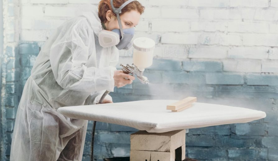 Pintura en aerosol y brochas profesionales