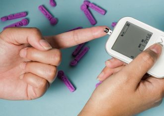 Medidores de glucosa fáciles de usar en casa